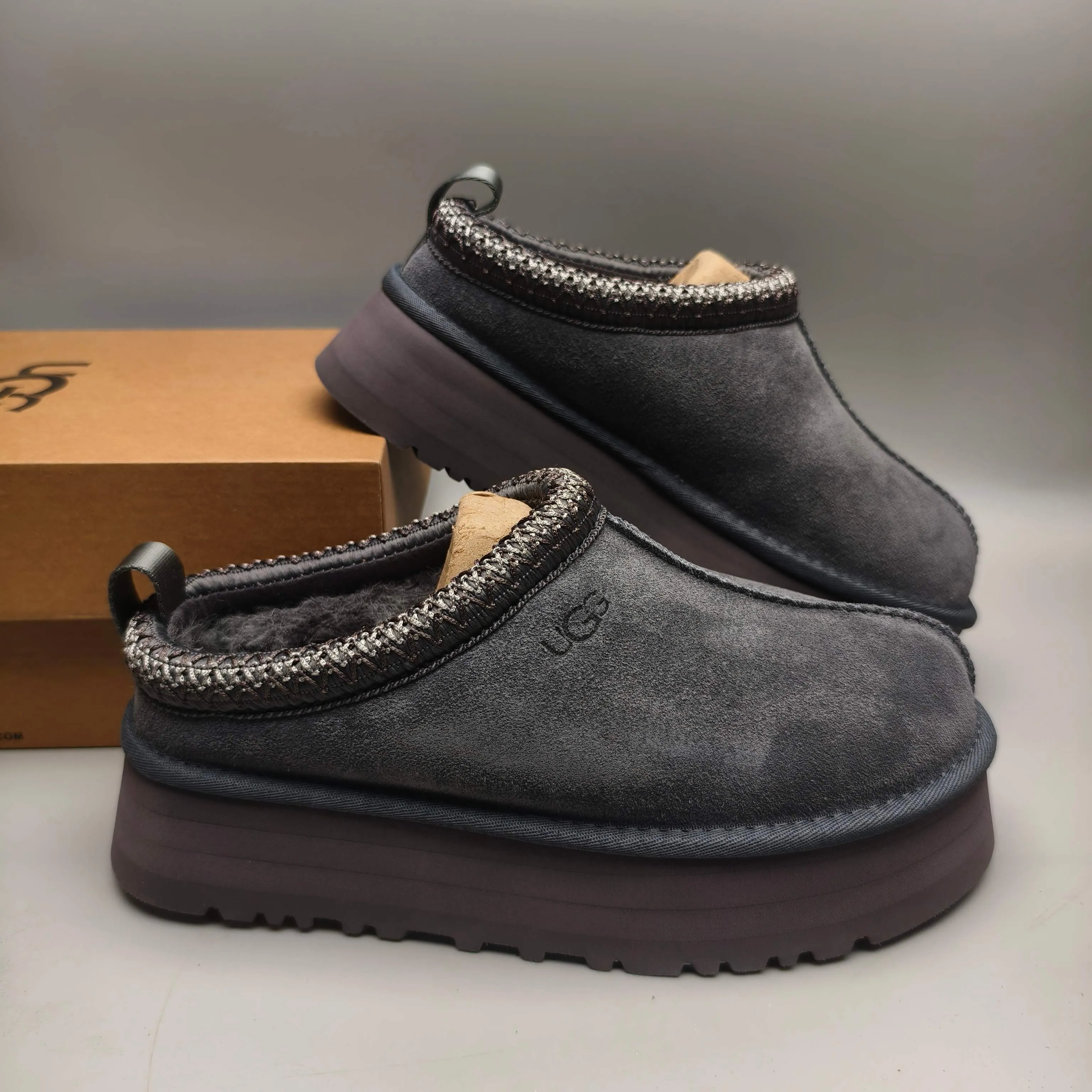 💰440 UGG sheepskin all-in-one snow boots 2553 co-branded national trend style thick-soled one-leg women’s snow boots🐾~ 🍭 A co-branded trendy item launched with well-known designer brands Feng Chen Wang and TELFAR. Zhou Dongyu & Wang Jiaer’s same style Fang Kete boots. The slip-on design makes it easy to put on and take off, and can be used indoors or outdoors. The exotic edging design is eye-catching, and it is definitely worth buying~ 🍭Material: cowhide➕sheep fur Outsole: rubber (light wing technology) 🍭Color: black, maroon, sand, dark green, light gray, chocolate, beige, walnut, brown, dark gray, red 🍭Number of codes: 35-42
